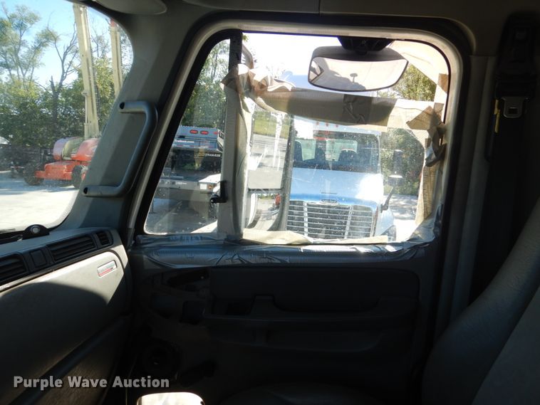 image for item FU9471 2005 Freightliner Columbia semi truck