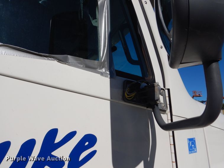 image for item FU9471 2005 Freightliner Columbia semi truck