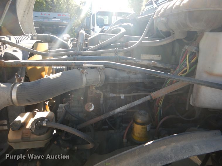 image for item FU9471 2005 Freightliner Columbia semi truck