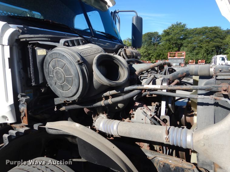 image for item FU9471 2005 Freightliner Columbia semi truck