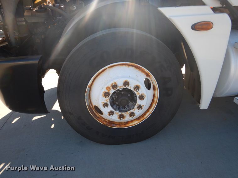 image for item FU9471 2005 Freightliner Columbia semi truck