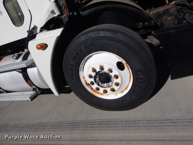 image for item FU9471 2005 Freightliner Columbia semi truck