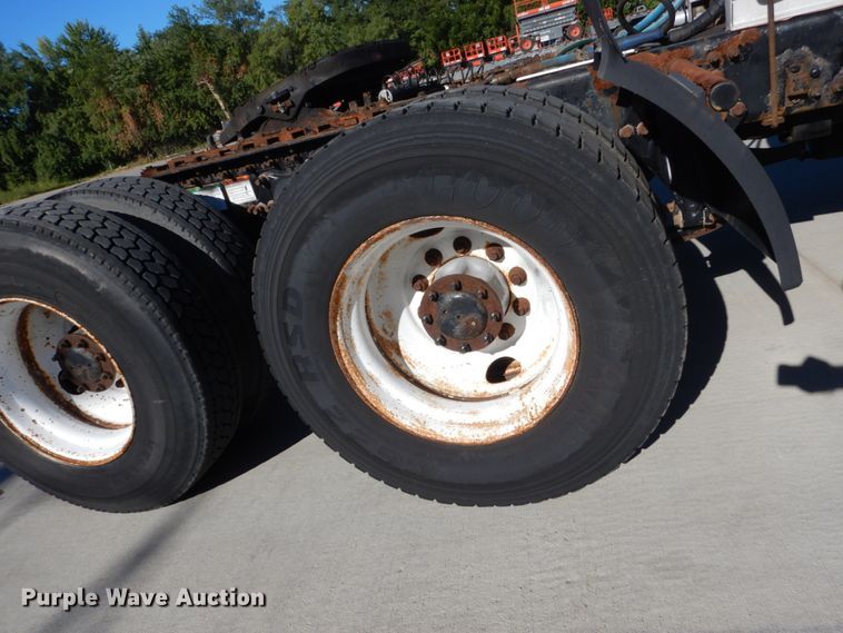 image for item FU9471 2005 Freightliner Columbia semi truck