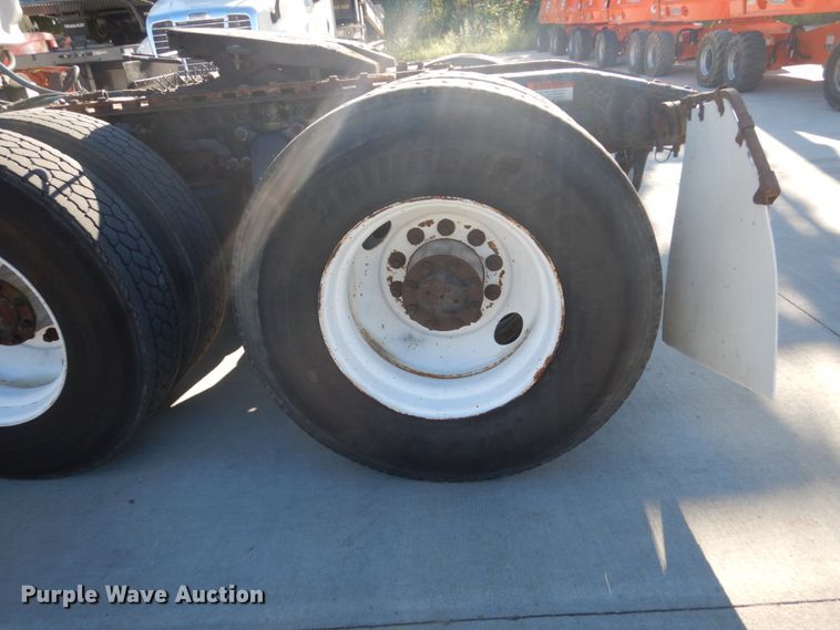 image for item FU9471 2005 Freightliner Columbia semi truck