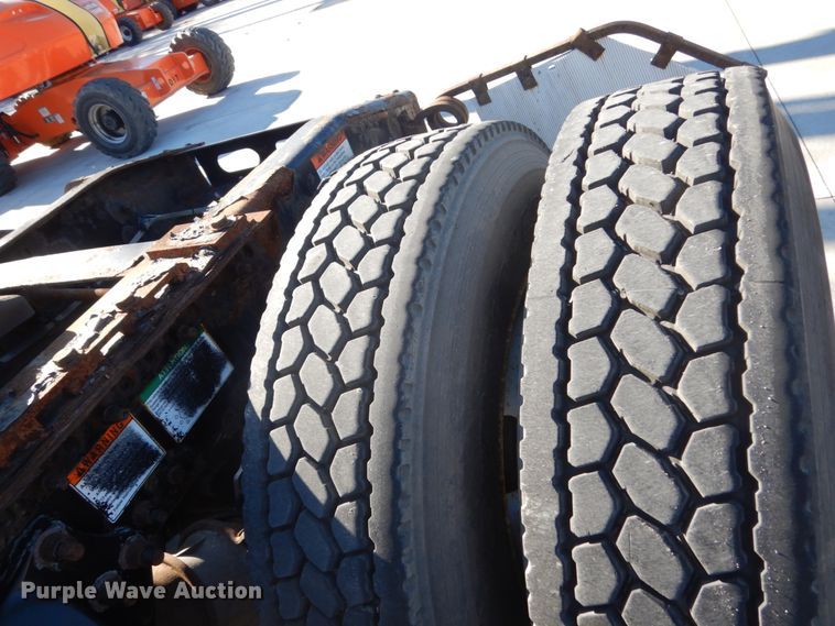 image for item FU9471 2005 Freightliner Columbia semi truck