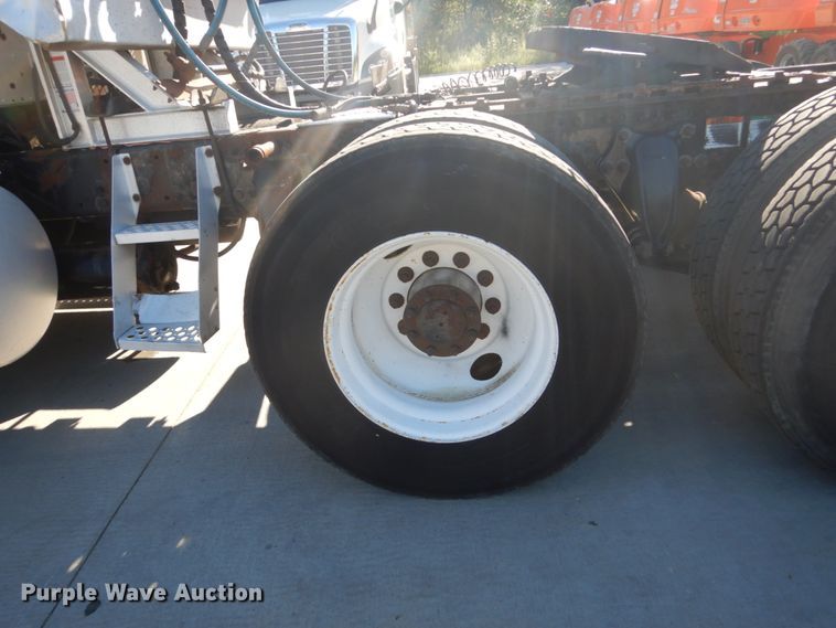 image for item FU9471 2005 Freightliner Columbia semi truck