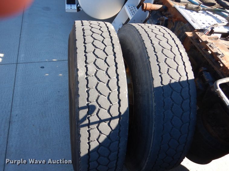 image for item FU9471 2005 Freightliner Columbia semi truck