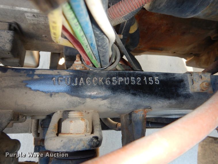 image for item FU9471 2005 Freightliner Columbia semi truck