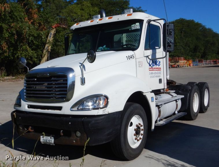 image for item FU9472 2007 Freightliner Columbia semi truck