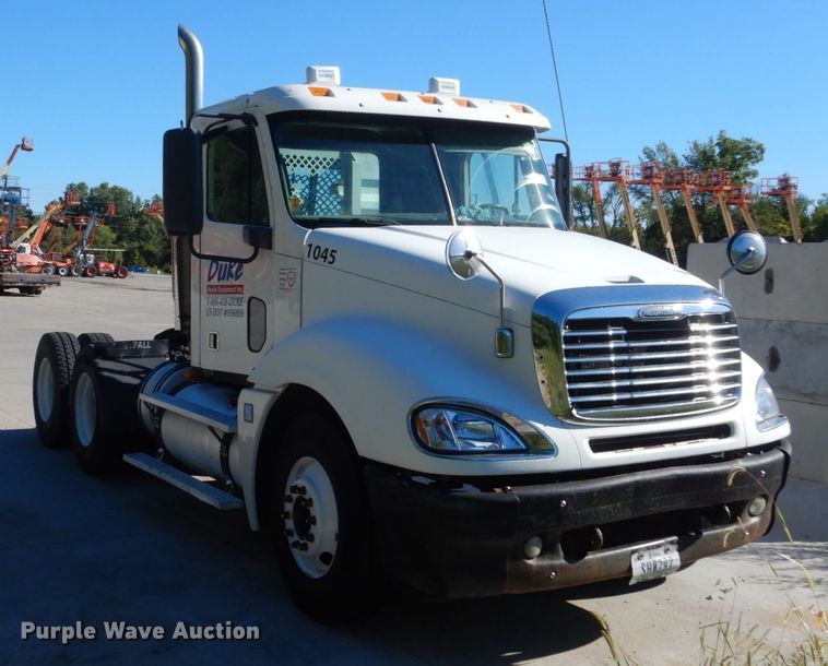 image for item FU9472 2007 Freightliner Columbia semi truck