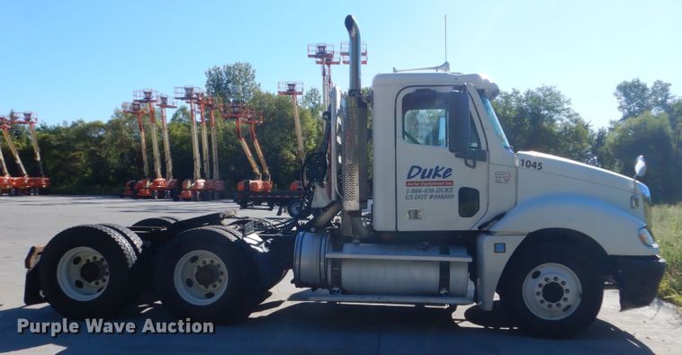 image for item FU9472 2007 Freightliner Columbia semi truck