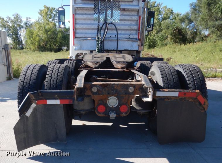 image for item FU9472 2007 Freightliner Columbia semi truck