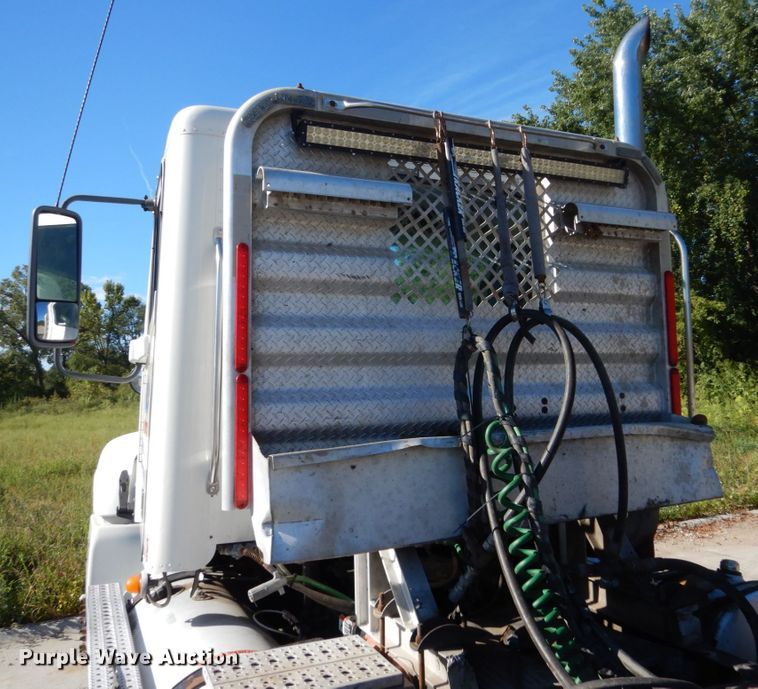 image for item FU9472 2007 Freightliner Columbia semi truck