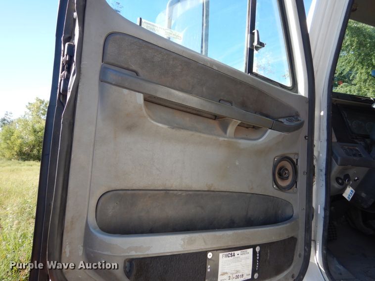 image for item FU9472 2007 Freightliner Columbia semi truck