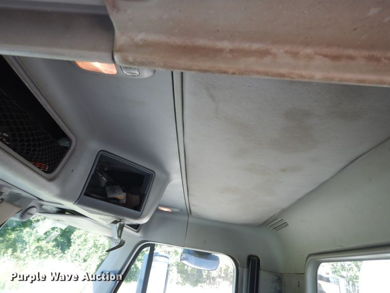 image for item FU9472 2007 Freightliner Columbia semi truck