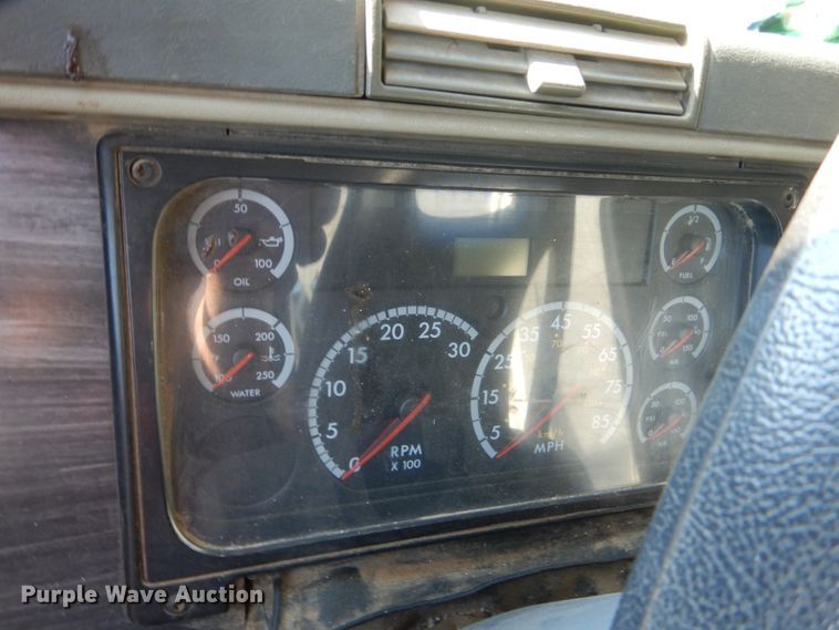 image for item FU9472 2007 Freightliner Columbia semi truck