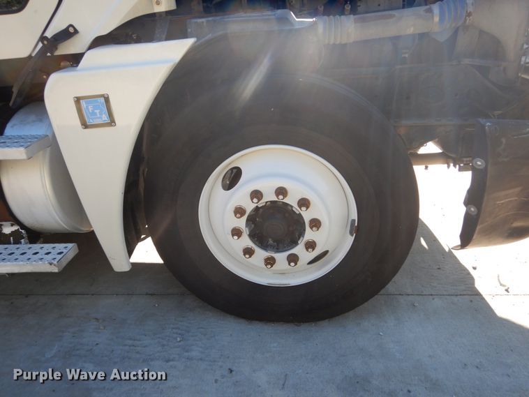 image for item FU9472 2007 Freightliner Columbia semi truck