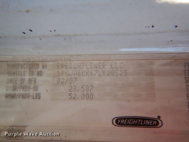 image for item FU9472 2007 Freightliner Columbia semi truck