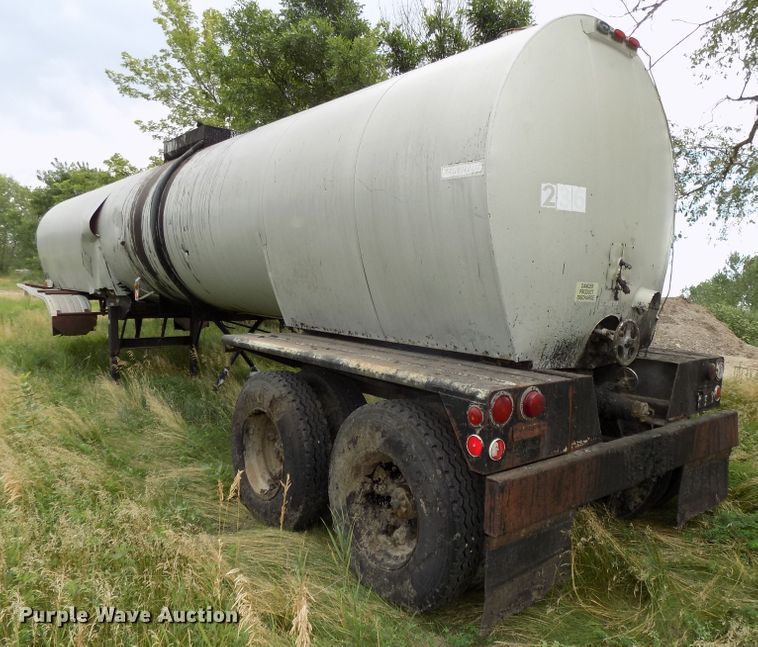 image for item G1871 1972 Fruehauf TEH-F2-R asphalt trailer