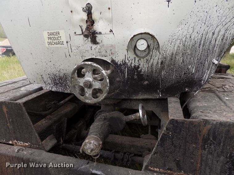 image for item G1871 1972 Fruehauf TEH-F2-R asphalt trailer