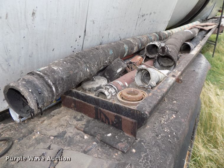 image for item G1871 1972 Fruehauf TEH-F2-R asphalt trailer