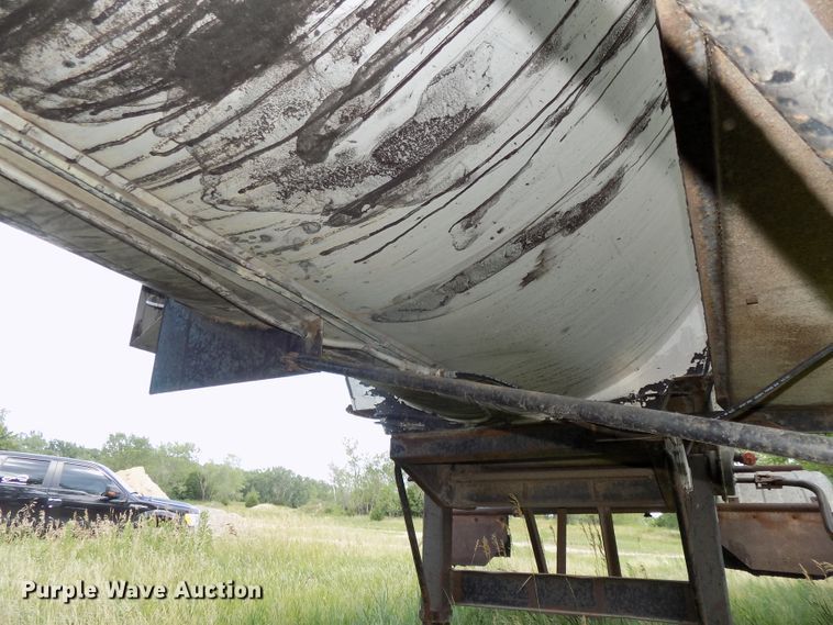 image for item G1871 1972 Fruehauf TEH-F2-R asphalt trailer