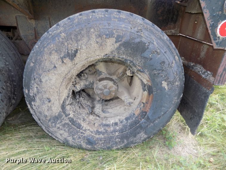 image for item G1871 1972 Fruehauf TEH-F2-R asphalt trailer