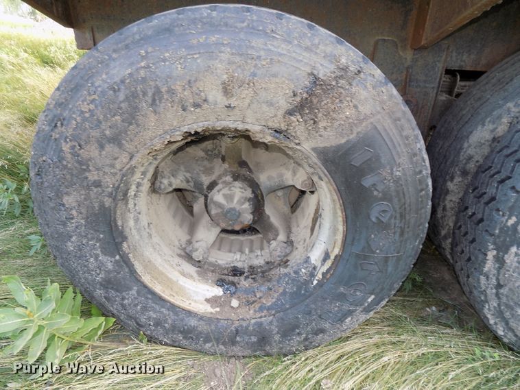 image for item G1871 1972 Fruehauf TEH-F2-R asphalt trailer