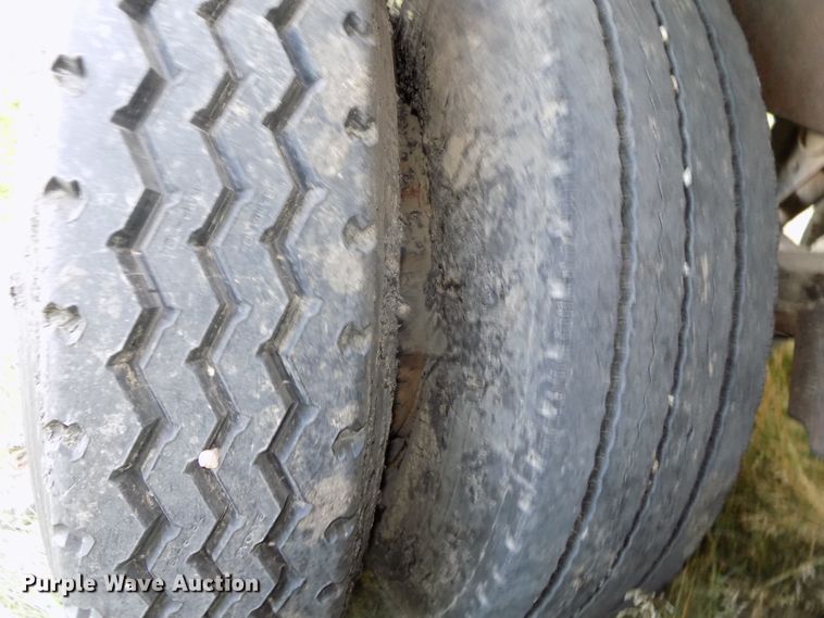 image for item G1871 1972 Fruehauf TEH-F2-R asphalt trailer