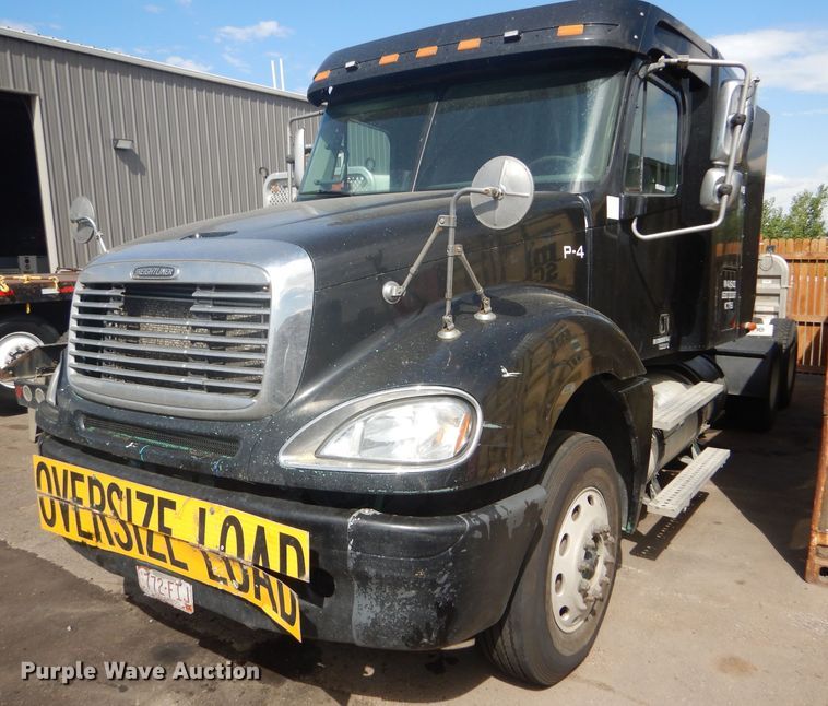 image for item GH9573 2004 Freightliner Columbia semi truck