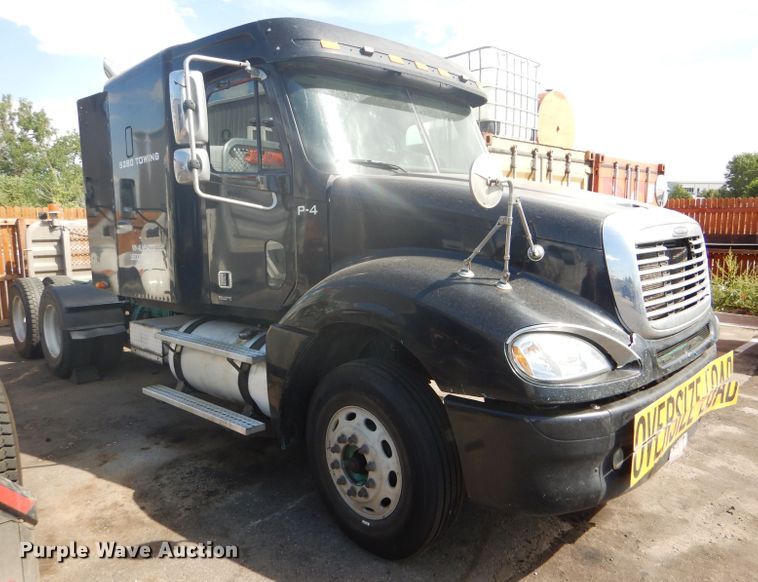 image for item GH9573 2004 Freightliner Columbia semi truck