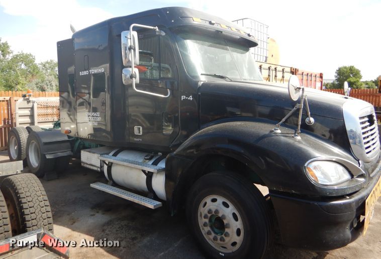 image for item GH9573 2004 Freightliner Columbia semi truck