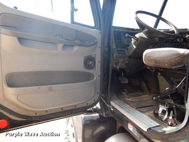 image for item GH9573 2004 Freightliner Columbia semi truck