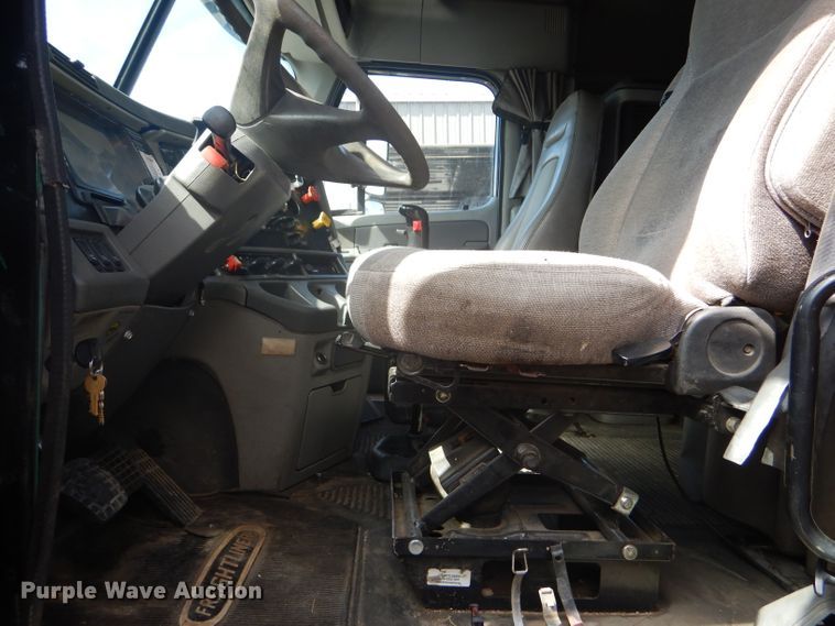 image for item GH9573 2004 Freightliner Columbia semi truck