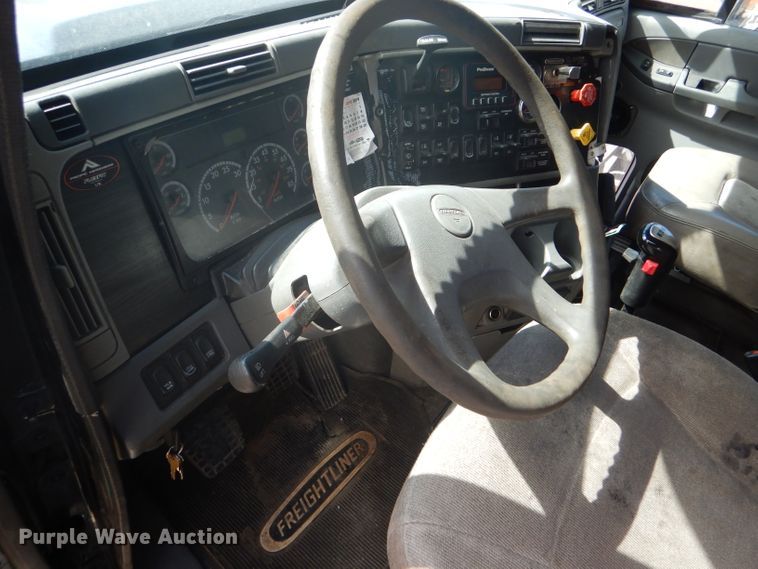 image for item GH9573 2004 Freightliner Columbia semi truck