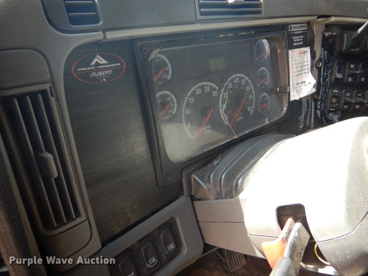 image for item GH9573 2004 Freightliner Columbia semi truck