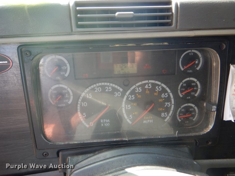 image for item GH9573 2004 Freightliner Columbia semi truck