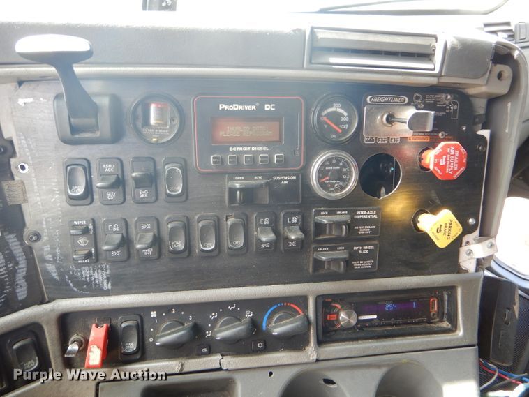 image for item GH9573 2004 Freightliner Columbia semi truck