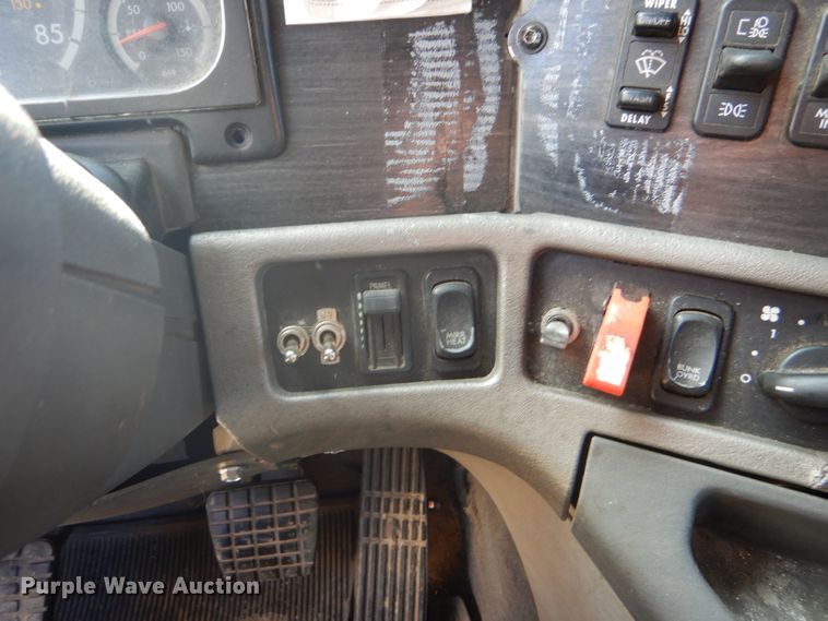 image for item GH9573 2004 Freightliner Columbia semi truck