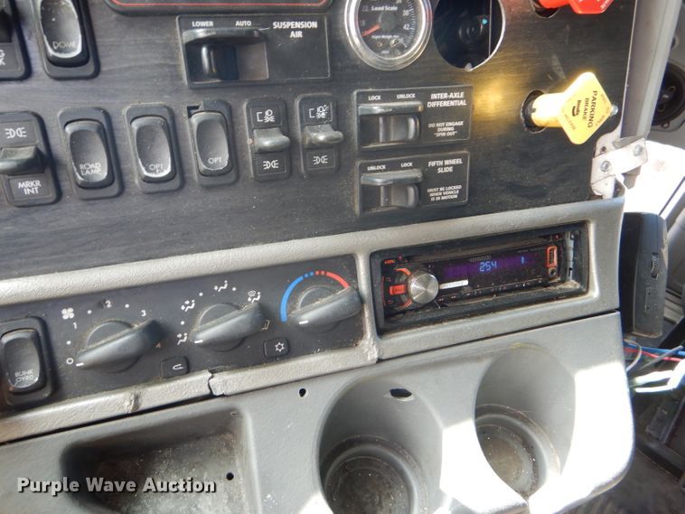 image for item GH9573 2004 Freightliner Columbia semi truck