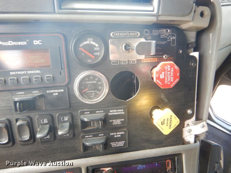 image for item GH9573 2004 Freightliner Columbia semi truck