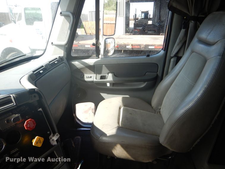 image for item GH9573 2004 Freightliner Columbia semi truck