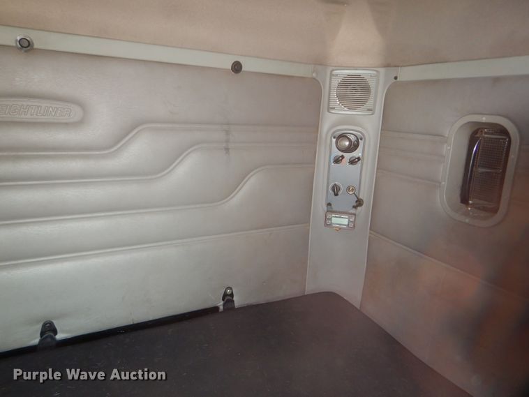 image for item GH9573 2004 Freightliner Columbia semi truck