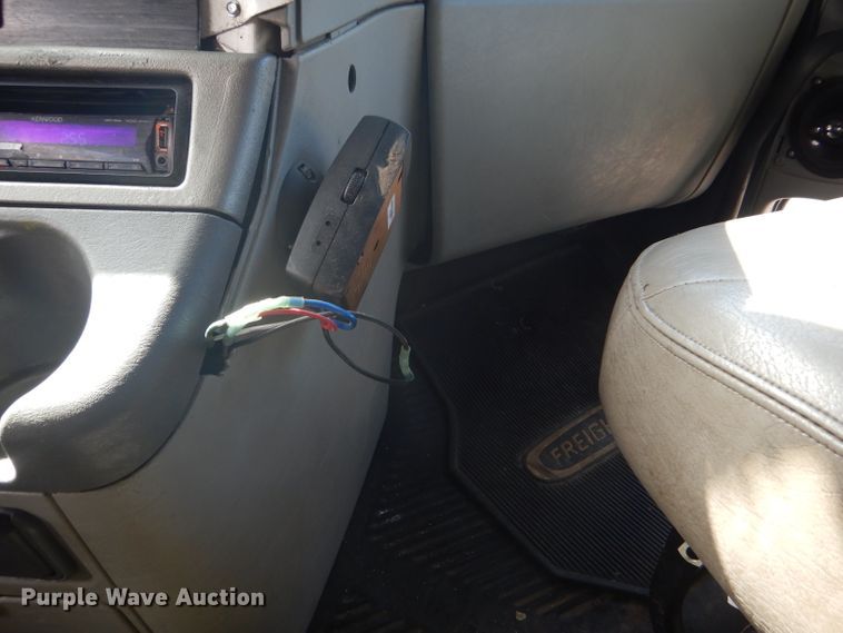 image for item GH9573 2004 Freightliner Columbia semi truck