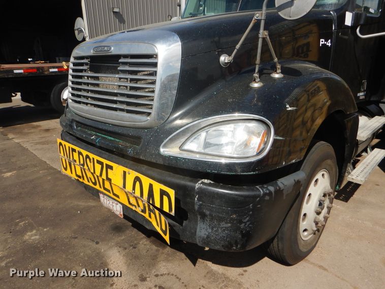 image for item GH9573 2004 Freightliner Columbia semi truck