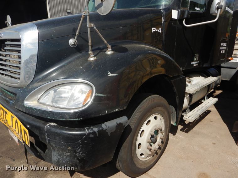image for item GH9573 2004 Freightliner Columbia semi truck