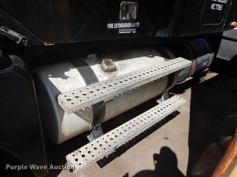 image for item GH9573 2004 Freightliner Columbia semi truck