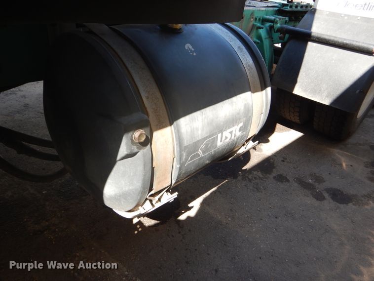 image for item GH9573 2004 Freightliner Columbia semi truck