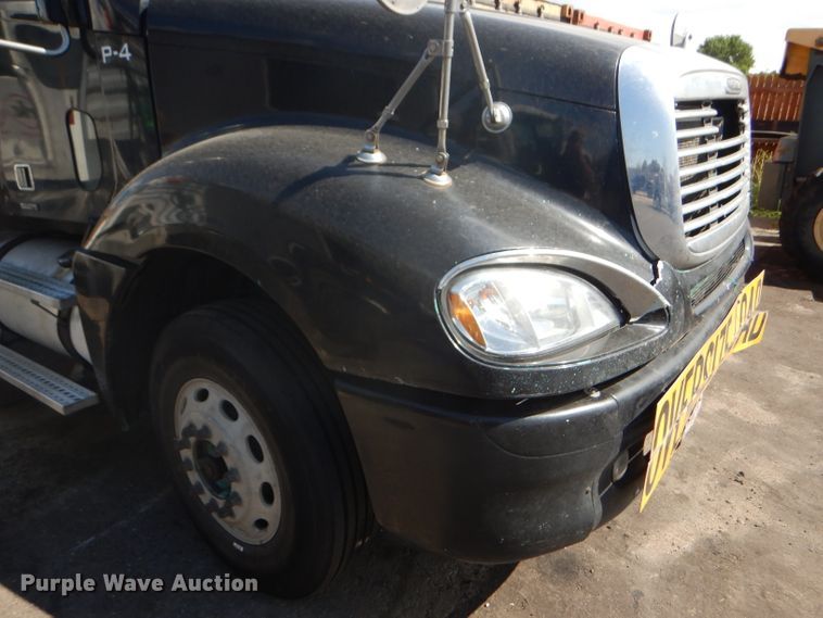 image for item GH9573 2004 Freightliner Columbia semi truck