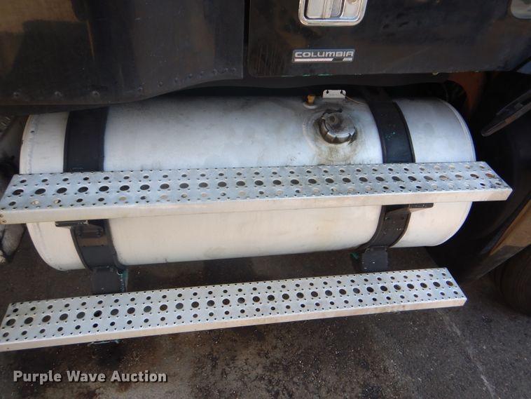 image for item GH9573 2004 Freightliner Columbia semi truck